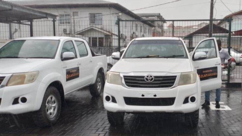 Dagblad Suriname News: Chinese Zijing (Rosebel goudmijn) schenkt comissariaat Brokopondo twee voertuigen